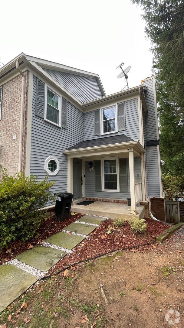 Building Photo - Newly Renovated 4 BR/3.5 BA Townhome in Su...