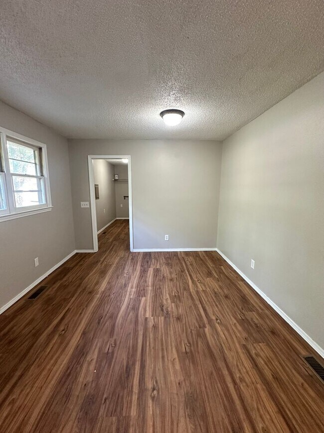 Building Photo - 3 Bedroom Home with Garage and Spacious Fenced Yard!