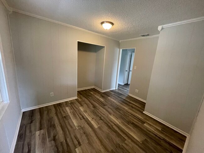 Building Photo - 623 5th Ave S