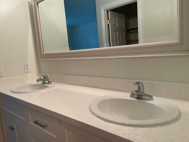 Building Photo - Darling 2 bedroom 2 bath condo in south Reno