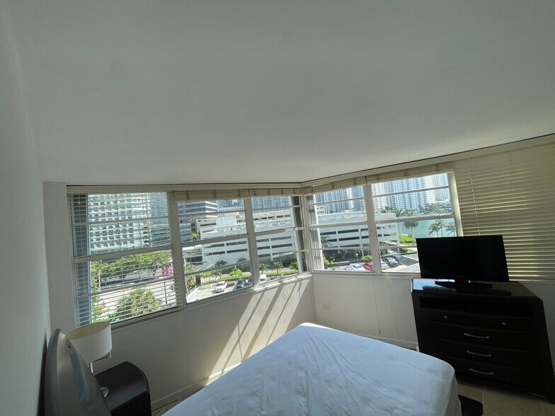 Building Photo - 825 Brickell Bay Dr