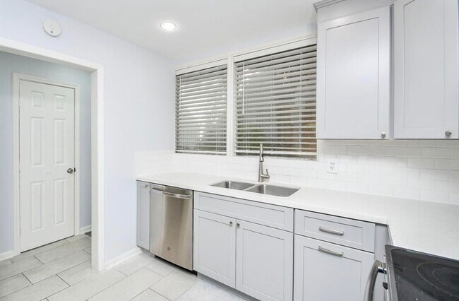 Building Photo - 615 Kipling St