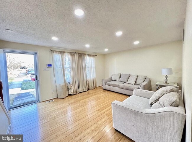 Building Photo - 8679 Hickory Ridge Ct