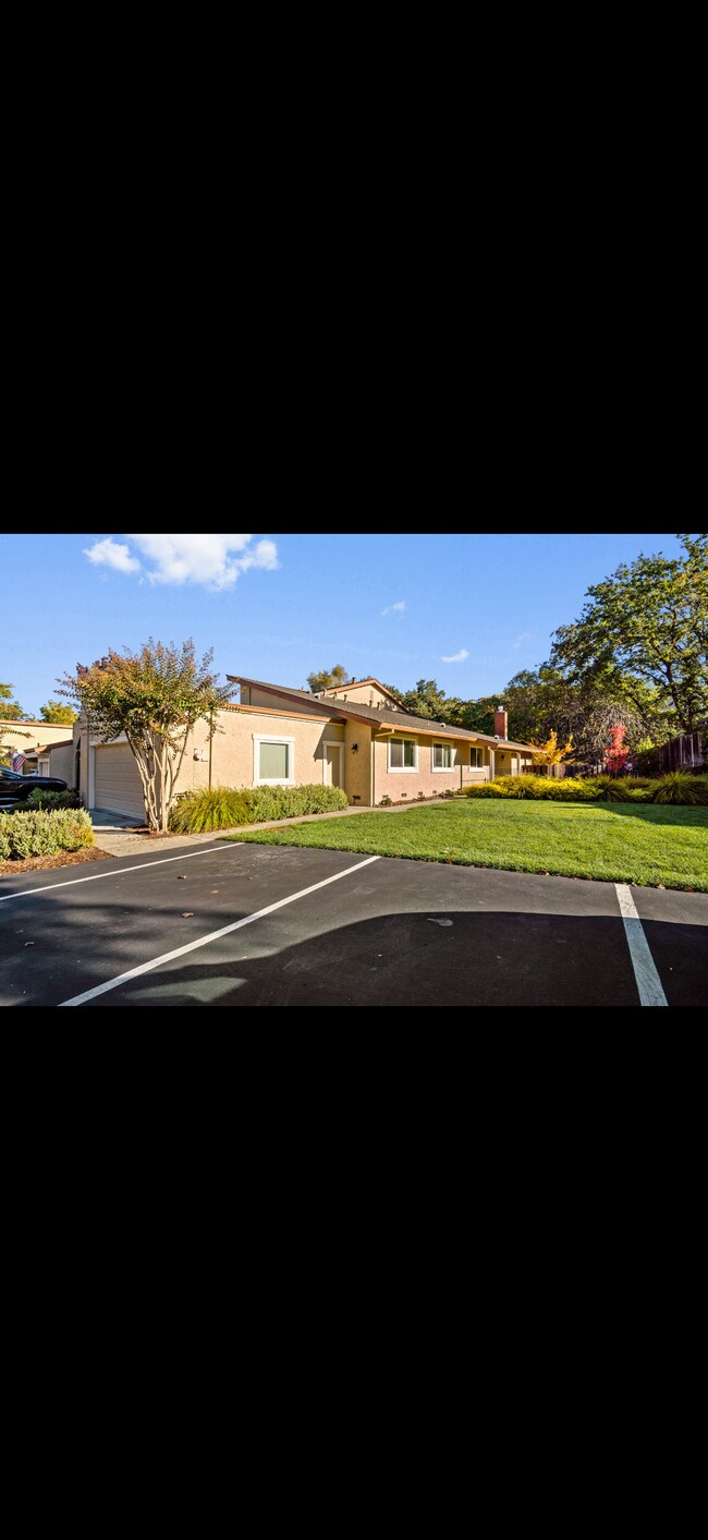 Building Photo - 1128 Westmoreland Cir