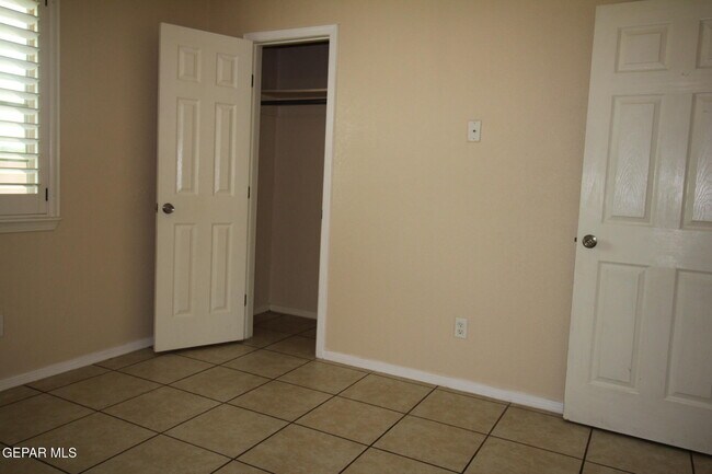 Building Photo - 9145 Begonia Pl