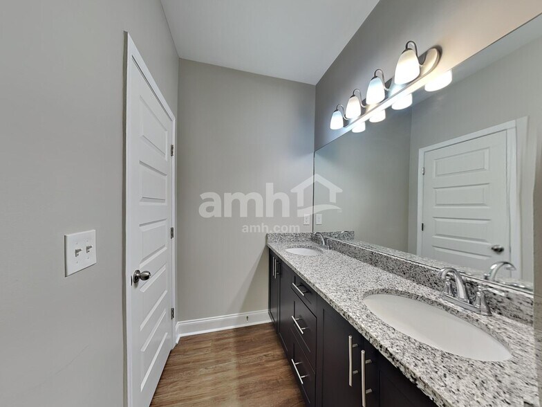 Building Photo - 5340 Tupelo St