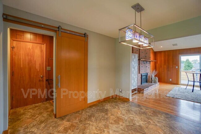 Building Photo - 6904 NE 70th St
