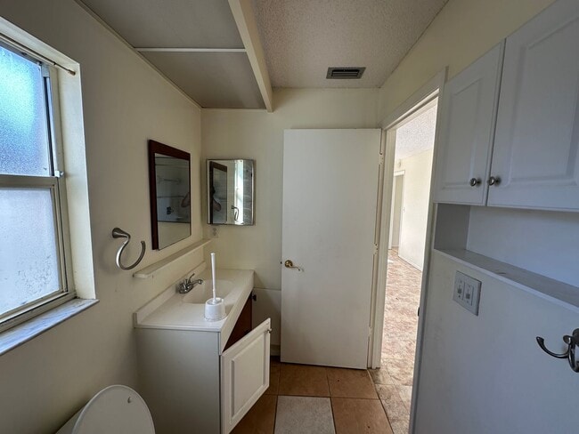 Building Photo - Spacious 4-Bed Pool Home in Gulf Gate East - Available Now!