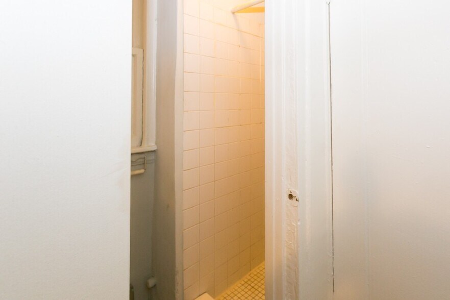 Building Photo - 533 W Roscoe St