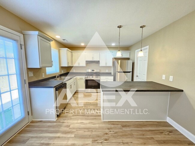 Building Photo - AVALON TOWNHOMES – LIKE NEW - 2 Bd/2.5 Ba Townhome off Topside Road with convenient access to Mar...