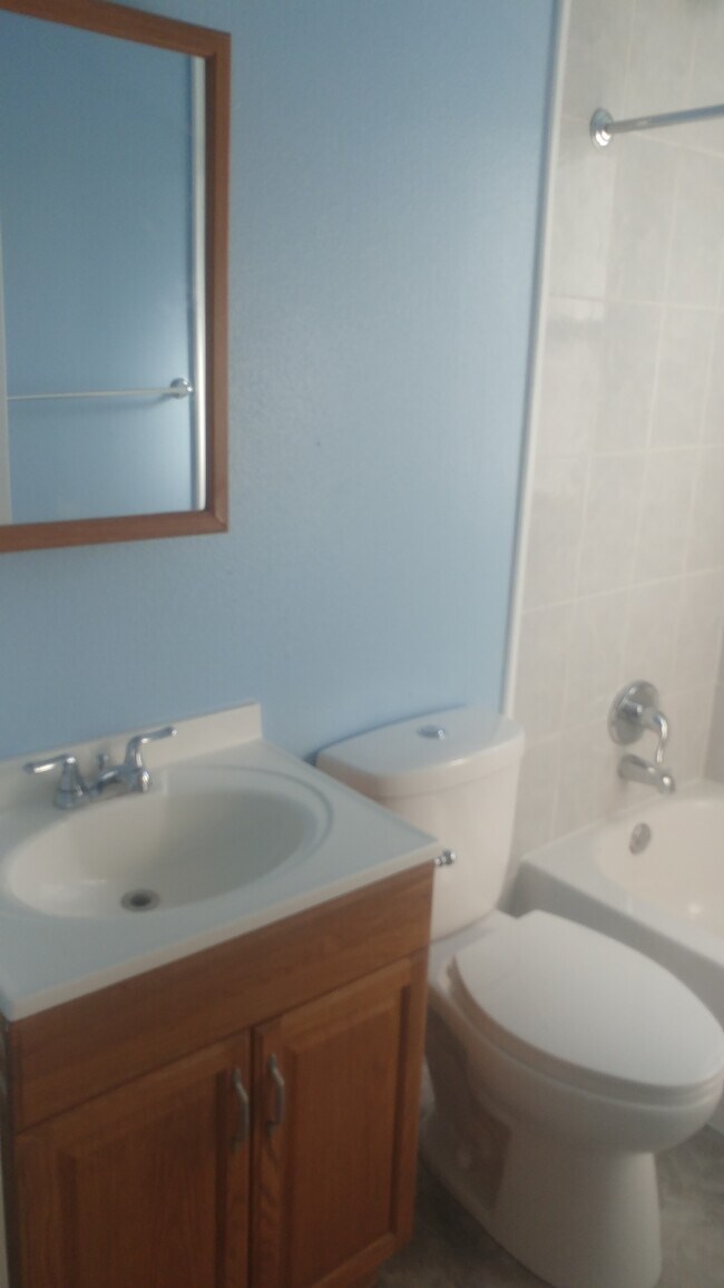 Building Photo - 9946 Carlyle Ave