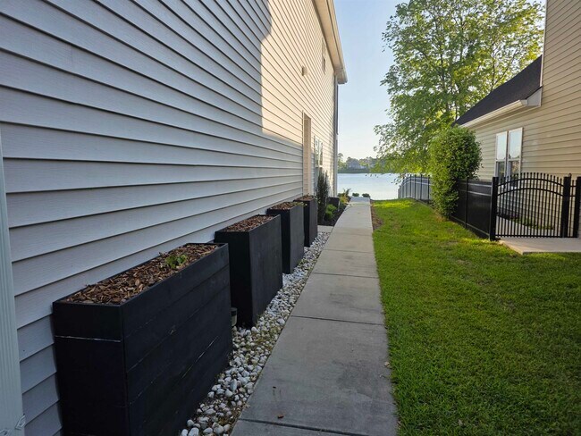 Building Photo - 1048 Meadowoods Dr