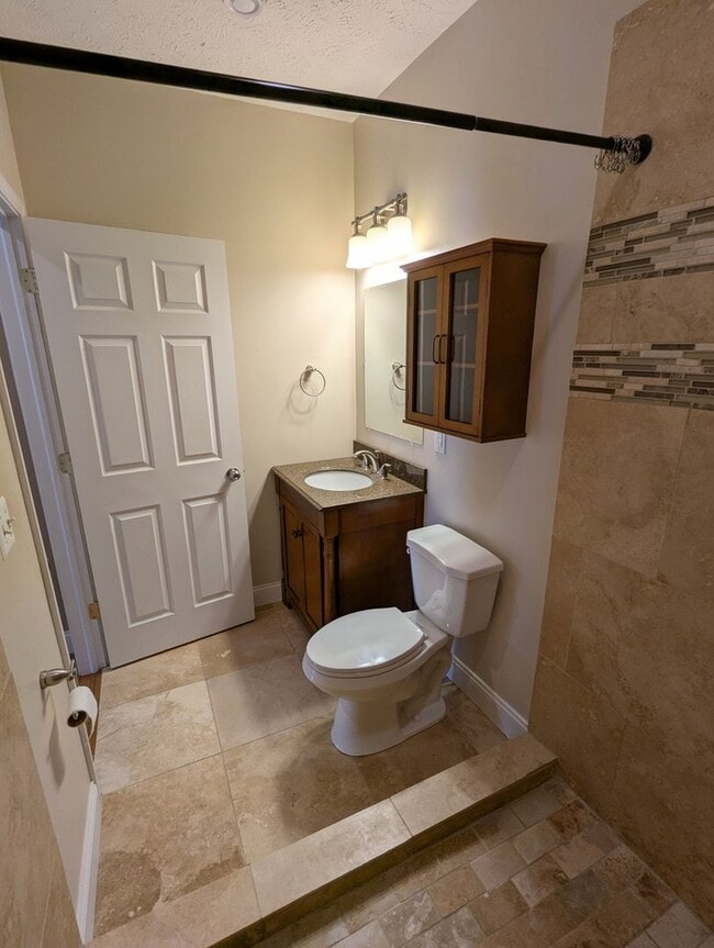 Building Photo - Spacious 2 Bedroom, 2.5 Bathroom Single Fa...