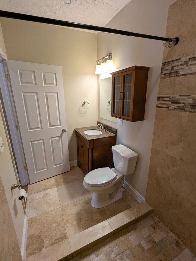 Building Photo - Spacious 2 Bedroom, 2.5 Bathroom Single Family Home (South Side Flats)