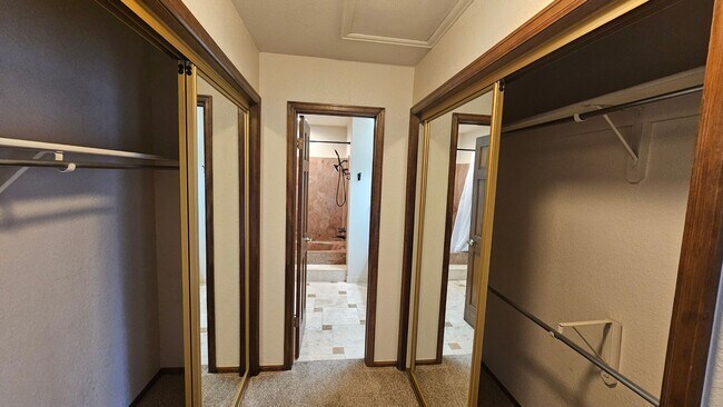 Building Photo - Spacious Townhome with Finished Basement i...