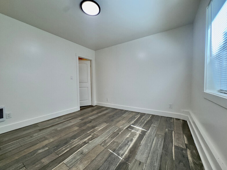 Building Photo - 827 30th St