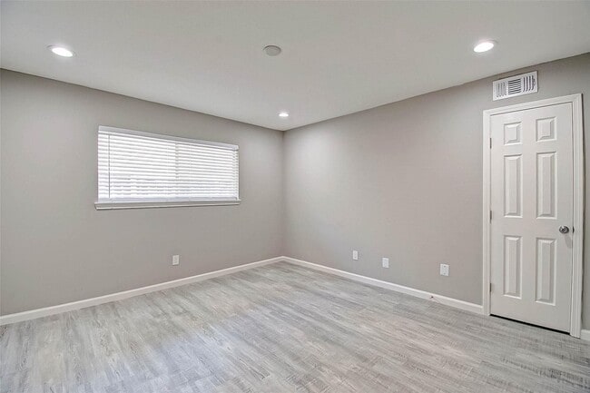 Building Photo - 1104 W Tri Oaks Ln