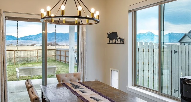 Building Photo - 3 Bedroom 2 bath house with amazing views ...