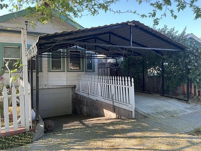 Building Photo - Charming 2-Bed Home with Granite Touches in Tracy's Heart