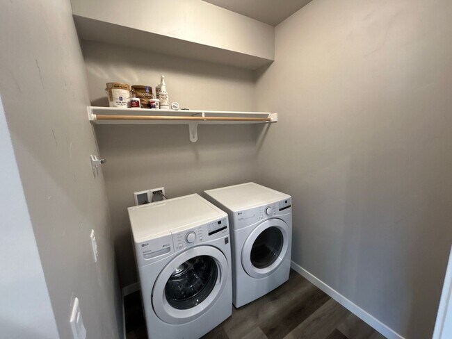 Building Photo - 2 Primary Bedroom Suites / 2.5 Bathroom Townhouse in Redmond OR
