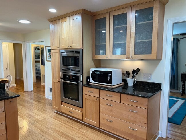 Building Photo - 727 Banks Terrace SE