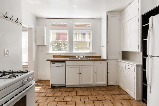 Building Photo - 1154 W 27th St