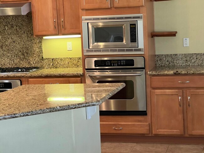 Building Photo - 41530 Yew St