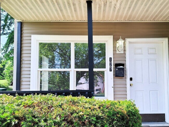 Building Photo - 4 Bed / 2 Full Bath House on a Quiet Dead-End Street — Attached Garage, Central A/C, W/D Hookups ...