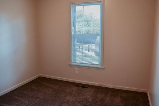 Building Photo - Charming 4 bedroom, 2 bathroom home in Greensboro w lake front views