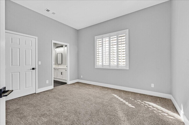 Building Photo - Fully remodeled 5 bed plus Loft / 4.5 bath...