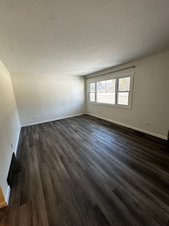 Building Photo - 3BR Single Family Home Available NOW on Eau Claire's Northside!