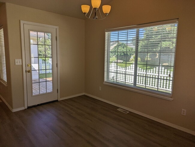 Building Photo - Park Like Setting