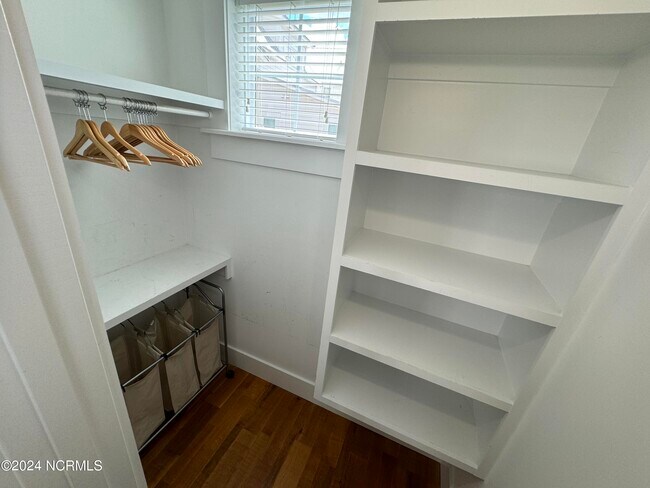 Building Photo - 819 Meadowsweet Ln