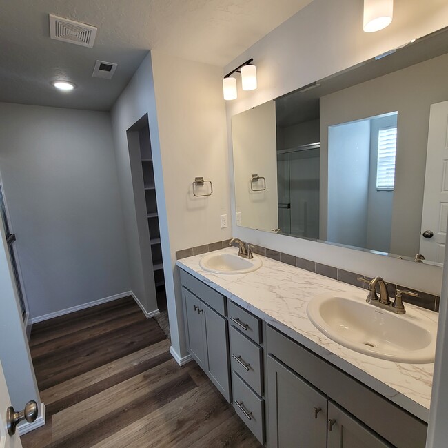 master bath - 11823 W Meadowbreeze St