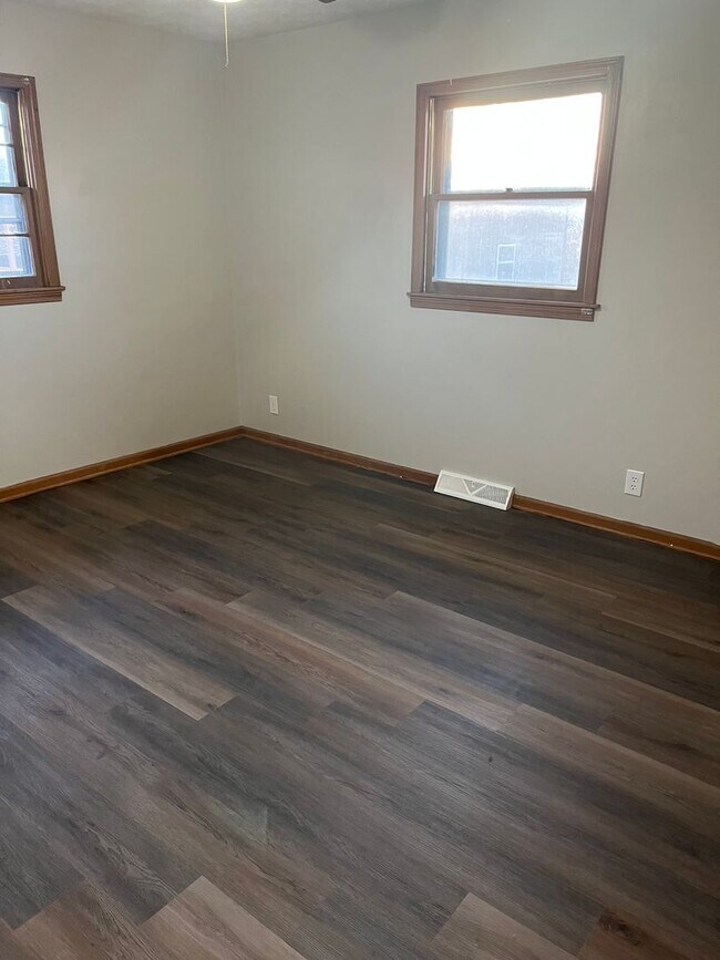 Building Photo - Charming 3 bed/ 2 bath located in nice nei...