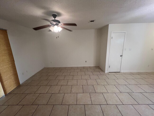 Building Photo - 115 Hughes St NE