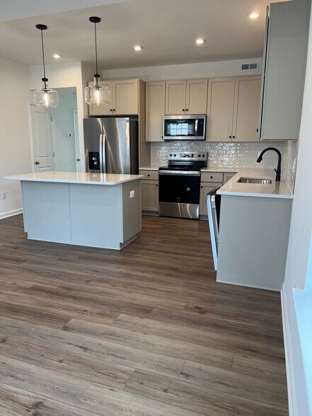 Building Photo - 18 Bruton Ln