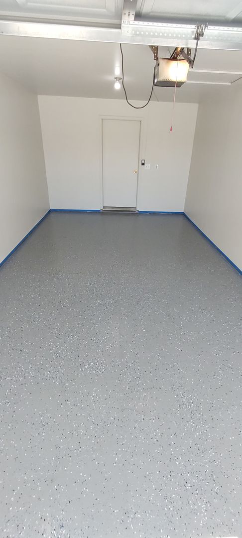 Building Photo - 2 bedroom, 2-1/2 bath condo - close to Mal...