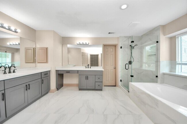 Building Photo - 2030 Winding Hollow Dr
