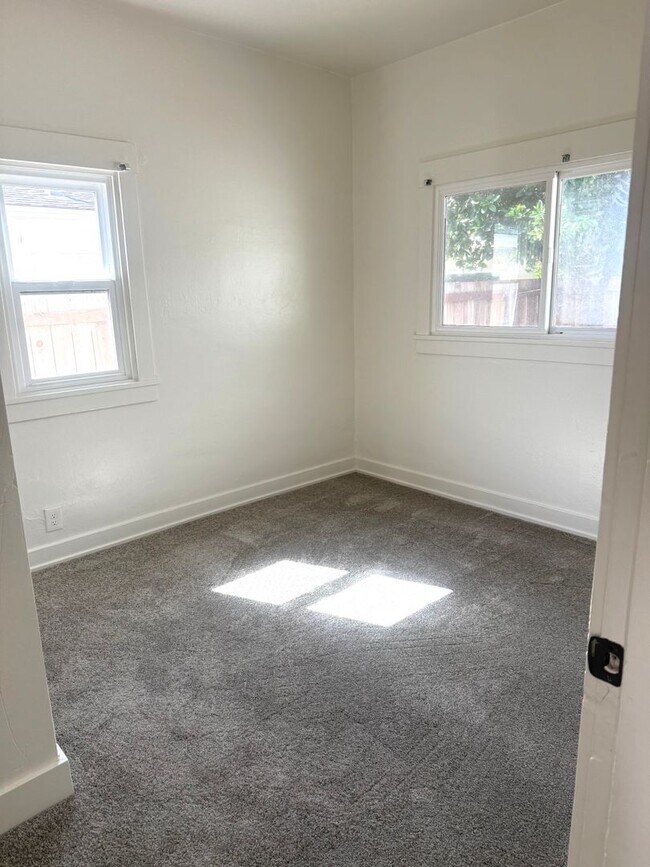 Building Photo - 1715 Chino St