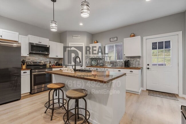 Building Photo - 286 Emily Ln