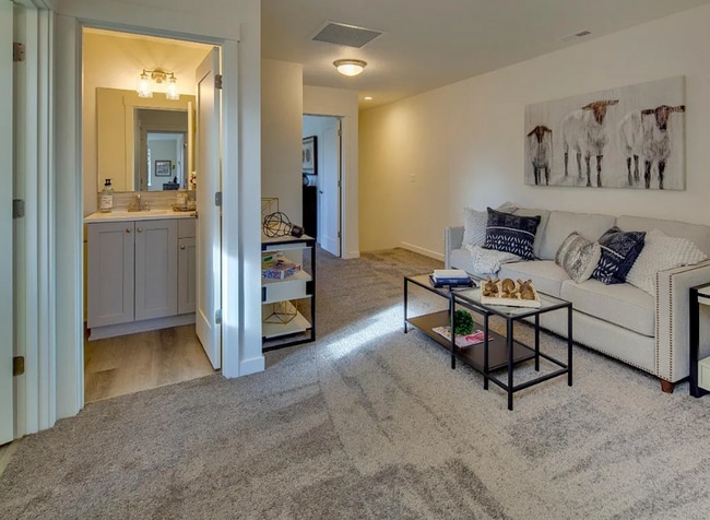 Building Photo - Modern 3 BR, 2 BA Townhouse in the Heart of Bend, OR!