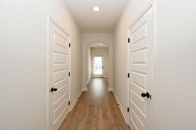 Building Photo - Like-New Modern Townhome Near Dining, Shopping, Trails & Old Hickory Lake