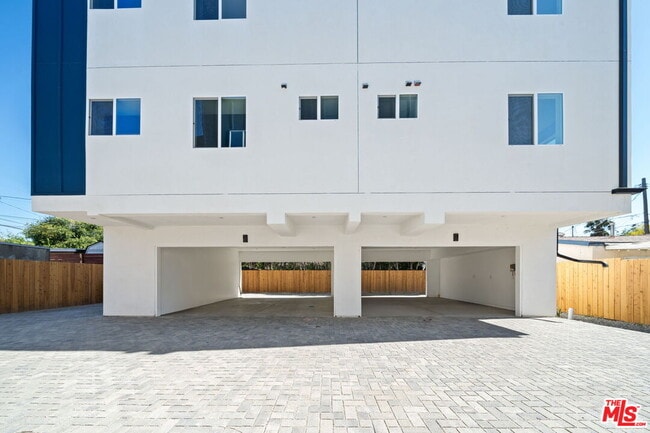 Building Photo - 6338 Beck Ave