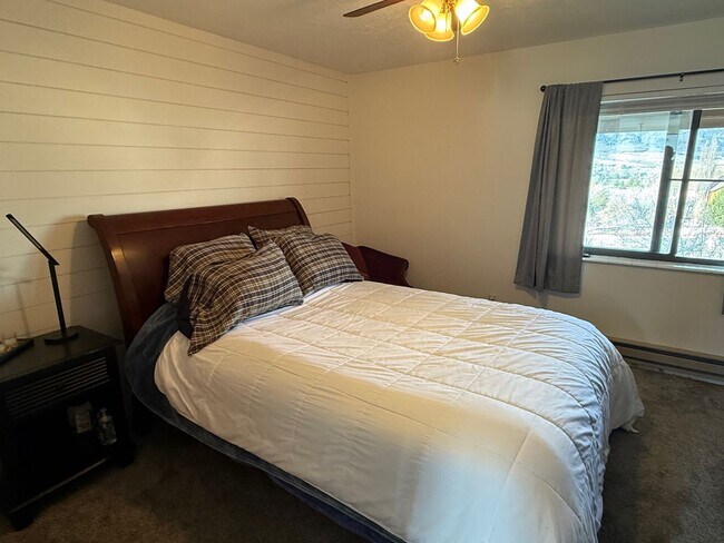 Building Photo - Beautiful condo with walk out entry and 2 parking stalls