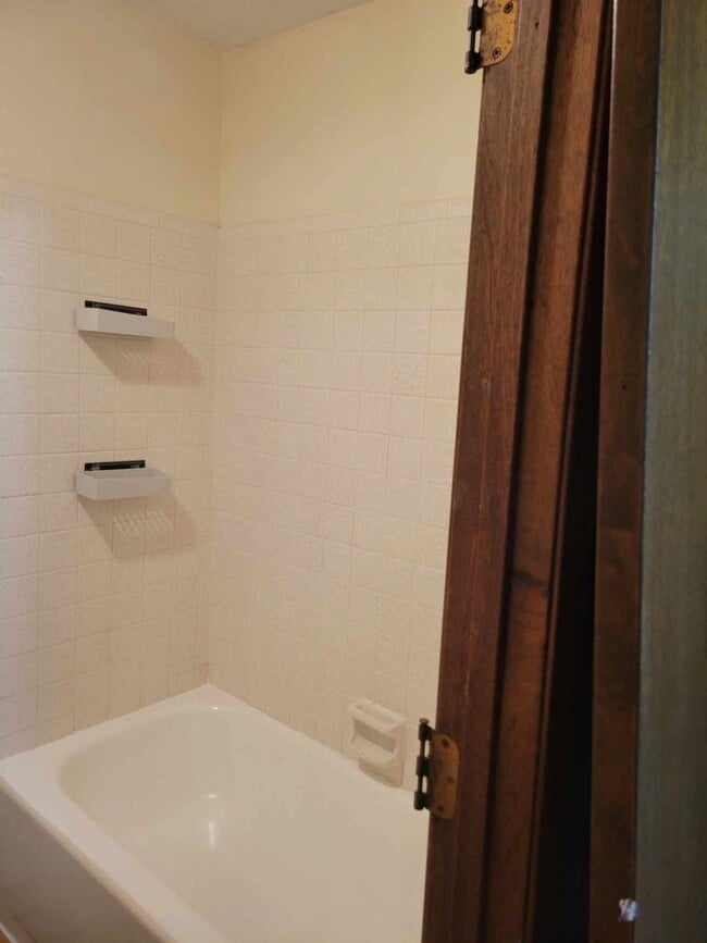 Building Photo - 3 bedroom 1.5 bathroom townhouse for rent