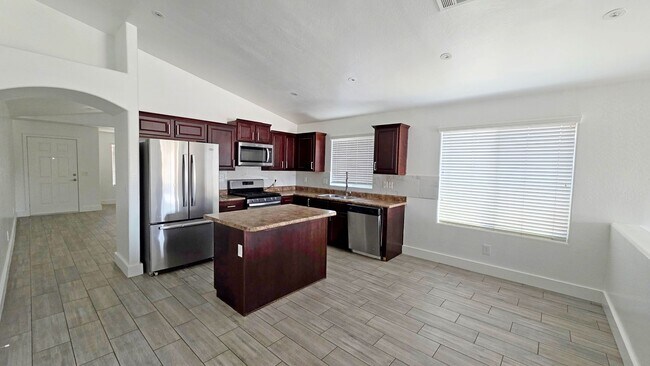 Building Photo - Upgraded 4 Bedroom 2 Bath in Grayson Square!