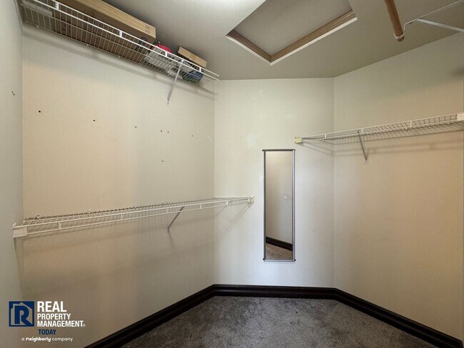 Building Photo - Spacious 4 Bed / 3 Bath Home with Loft, Fenced Yard & Covered Patio in Puyallup!