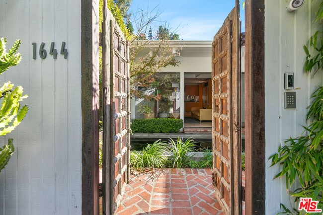 Building Photo - 1644 Marmont Ave