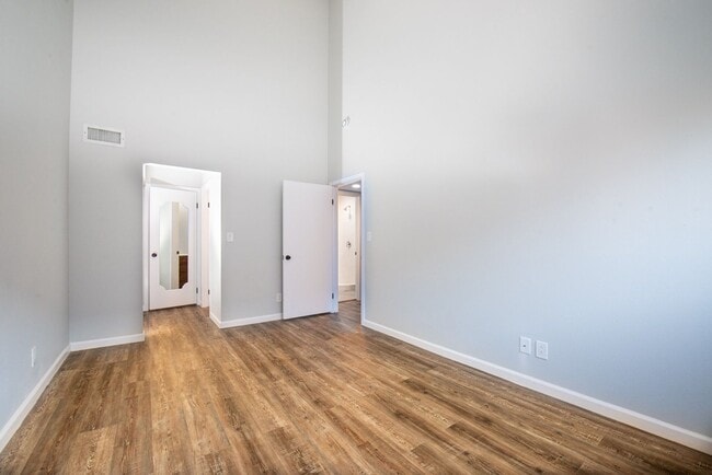 Building Photo - Fully Remodeled Townhouse in Gated Gardena...